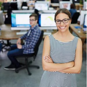 empleados trabajando con buen clima laboral